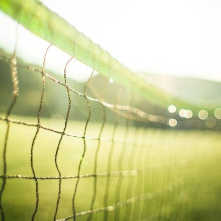 nasses Tennesnetz an Morgen